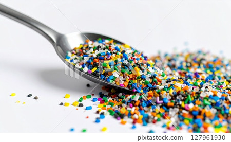 用湯匙舀起的微塑料 用湯匙舀起的微塑料 127961930