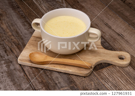 Corn soup made with freshly picked corn 127961931