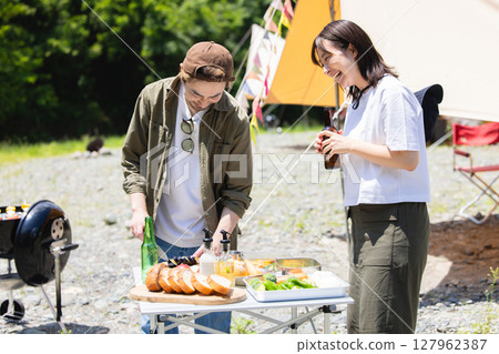 喜歡露營的朋友 127962387