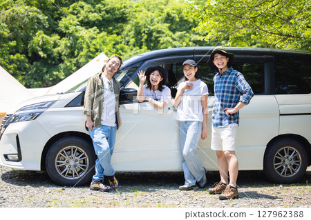 享受駕駛樂趣的朋友 127962388