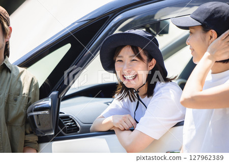 享受駕駛樂趣的朋友 127962389
