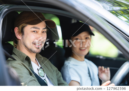一對夫婦享受駕駛 127962396