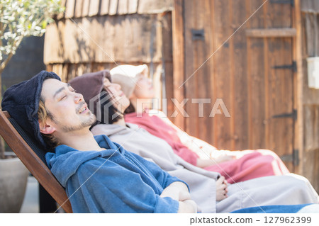 Men and women enjoying sauna 127962399