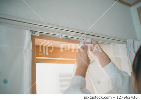 掛上蕾絲窗簾 127962436