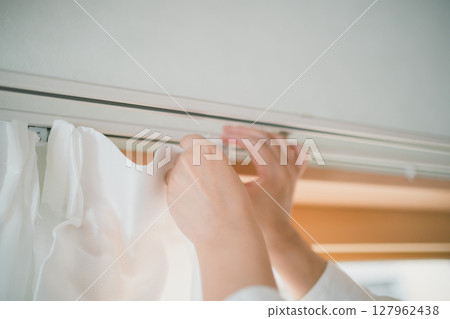 掛上蕾絲窗簾 127962438