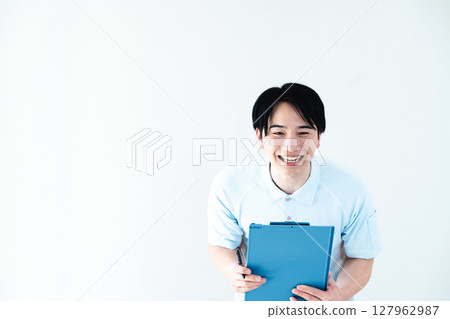 一名擔任護理員的男子拿著文件 127962987