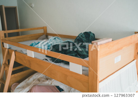 Bunk bed 127963307