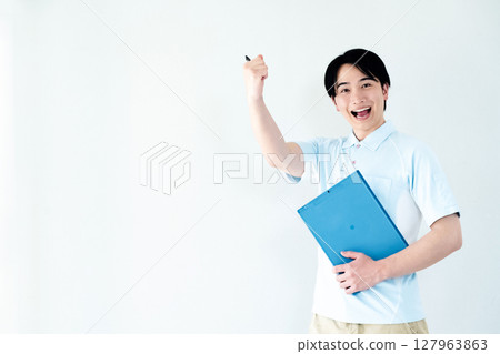 一名擔任護理員的男子正在揮拳 127963863