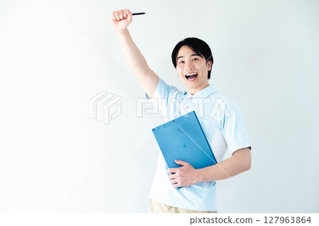 一名擔任護理員的男子正在揮拳 127963864