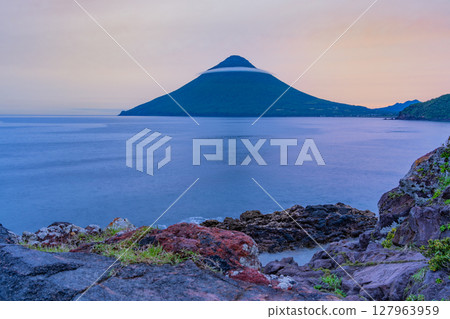 (鹿兒島縣)從長崎鼻眺望夕陽下的開聞山 (鹿兒島縣)從長崎鼻眺望夕陽下的開聞山 127963959