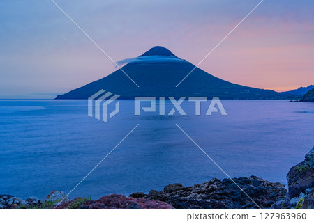 (Kagoshima Prefecture) Mount Kaimon, bathed in the setting sun, as seen from Nagasaki-hana 127963960