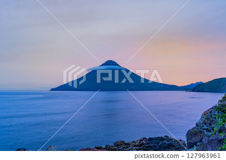 (Kagoshima Prefecture) Mount Kaimon, bathed in the setting sun, as seen from Nagasaki-hana 127963961