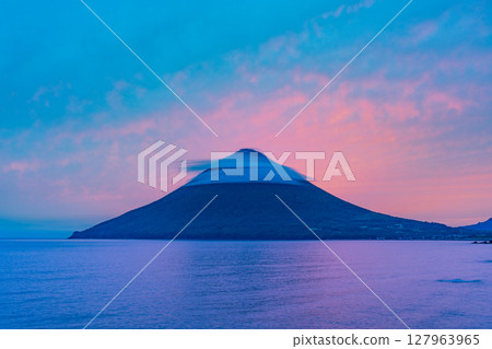 (Kagoshima Prefecture) Mount Kaimon, bathed in the setting sun, as seen from Nagasaki-hana (Kagoshima Prefecture) Mount Kaimon, bathed in the setting sun, as seen from Nagasaki-hana 127963965