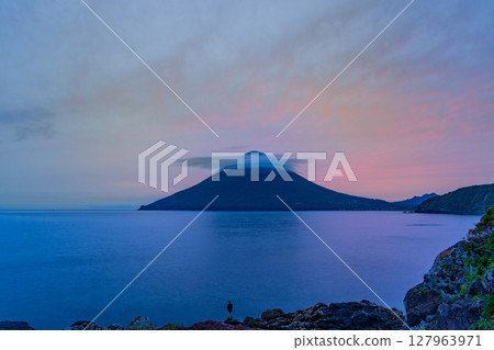 （鹿兒島縣）從長崎鼻眺望夕陽下的開聞山 127963971