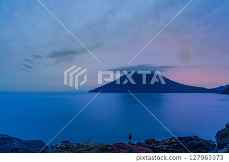 (Kagoshima Prefecture) Mount Kaimon, bathed in the setting sun, as seen from Nagasaki-hana 127963973