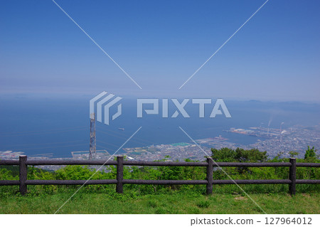 從愛媛縣四國中央市水波峰瞭望台眺望莊內半島和川江 127964012