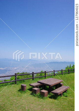 從愛媛縣四國中央市翠波峰廣場眺望川江市和觀音寺市 127964023