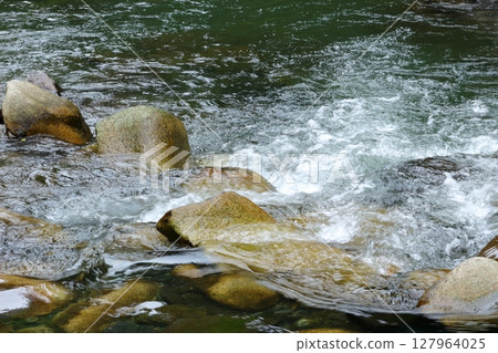河水、岩石和水花 127964025