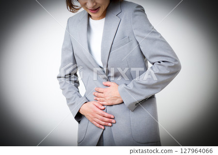 一名身著西裝的中年婦女因胃痛 127964066