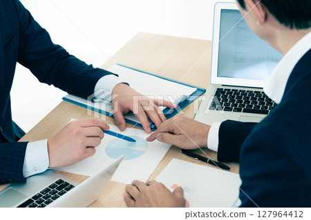 Business people meeting 127964412