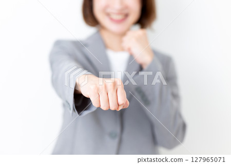 一名身著西裝的中年婦女擺出打鬥姿勢 127965071