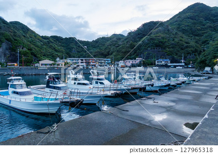I was on a boat fishing for spiny lobsters with gill nets. Nakagi Hirizo Beach, Minamiizu Town, Kamo District, Izu Peninsula, 2024 127965318