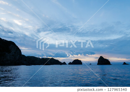 I was on a boat fishing for spiny lobsters with gill nets. Nakagi Hirizo Beach, Minamiizu Town, Kamo District, Izu Peninsula, 2024 I was on a boat fishing for spiny lobsters with gill nets. Nakagi Hirizo Beach, Minamiizu Town, Kamo District, Izu Peninsula, 2024 127965340