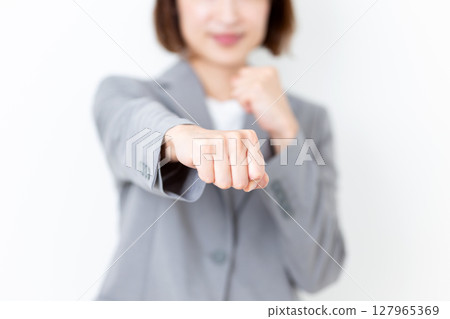 一名身著西裝的中年婦女擺出打鬥姿勢 127965369