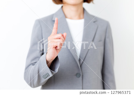 舉起食指的西裝中年婦女 舉起食指的西裝中年婦女 127965371