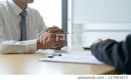 商務人士拿著筆聽 127965673