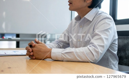 商務人士拿著筆聽 127965679