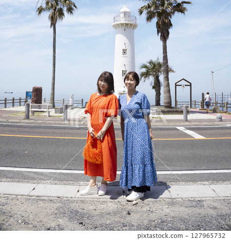 Women enjoying travel 127965732