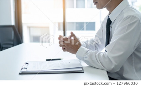 一位商人在看合約時點頭 127966030