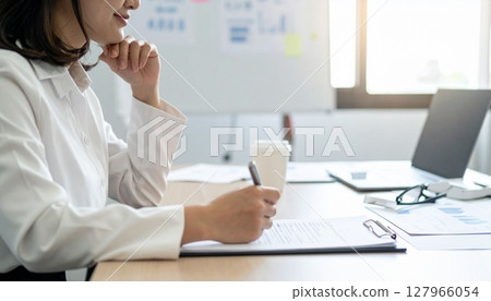 一位商人在看合約時點頭 127966054