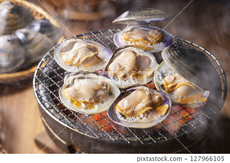 Grilled shellfish on the beach 127966105
