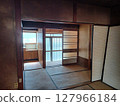 昭和時代房屋的平面圖，有昭和時代的平板玻璃門、舊榻榻米和土牆 127966184