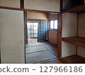 昭和時代房屋的平面圖，背景是損壞的昭和時代平板玻璃滑動門，右側前景是壁櫥。 127966186