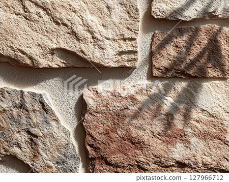 寧靜的場景，植物的影子落在天然石牆上 127966712