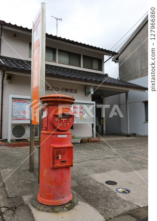 Tottori, Sakaiminato, Scenery with a round mailbox (in front of Mizuki Road Post Office) 127966860