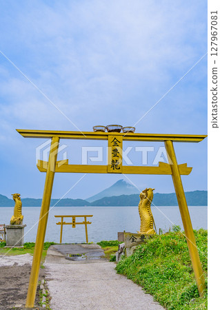 （鹿兒島縣指宿市）池田湖畔和開門山的金色鳥居 127967081