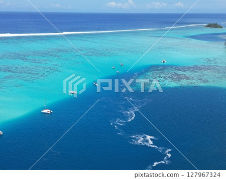 塔希提島莫雷阿島美麗的潟湖海洋的鳥瞰圖 塔希提島莫雷阿島美麗的潟湖海洋的鳥瞰圖 127967324