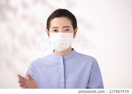 戴著面具的中年女人 戴著面具的中年女人 127967479