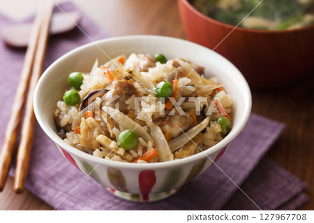 Rice cooked with chicken five eyes 127967708