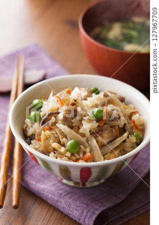 Rice cooked with chicken five eyes 127967709