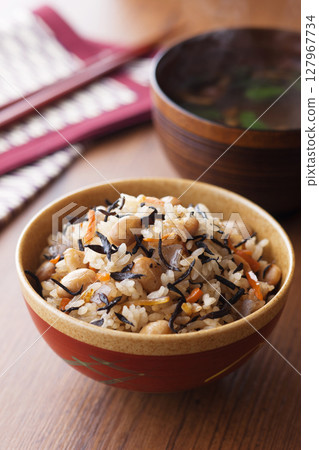 大豆和hijiki煮熟的米飯 大豆和hijiki煮熟的米飯 127967734