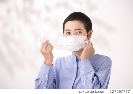 中年婦女摘下口罩 中年婦女摘下口罩 127967777