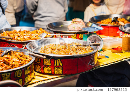 台北饒河街夜市小吃攤 台北饒河街夜市小吃攤 127968213