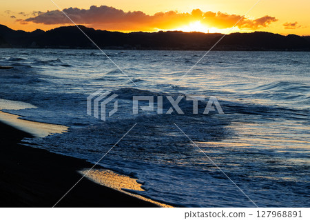 Shonan Sea: Shichirigahama Beach at sunrise Shonan Sea: Shichirigahama Beach at sunrise 127968891