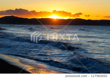 Shonan Sea: Shichirigahama Beach at sunrise Shonan Sea: Shichirigahama Beach at sunrise 127968892