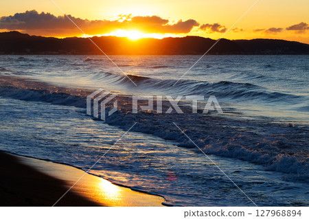 湘南海：日出時的七里濱 127968894